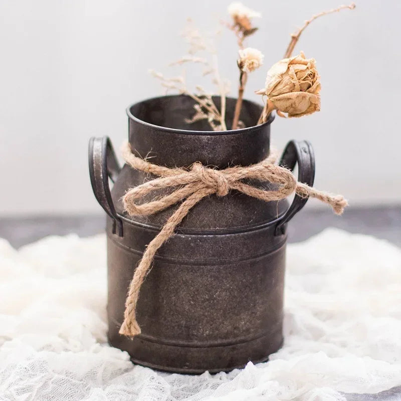 Vaso Vintage em Metal – Charme Europeu para sua Casa