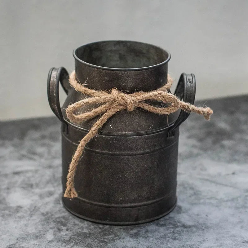 Vaso Vintage em Metal – Charme Europeu para sua Casa
